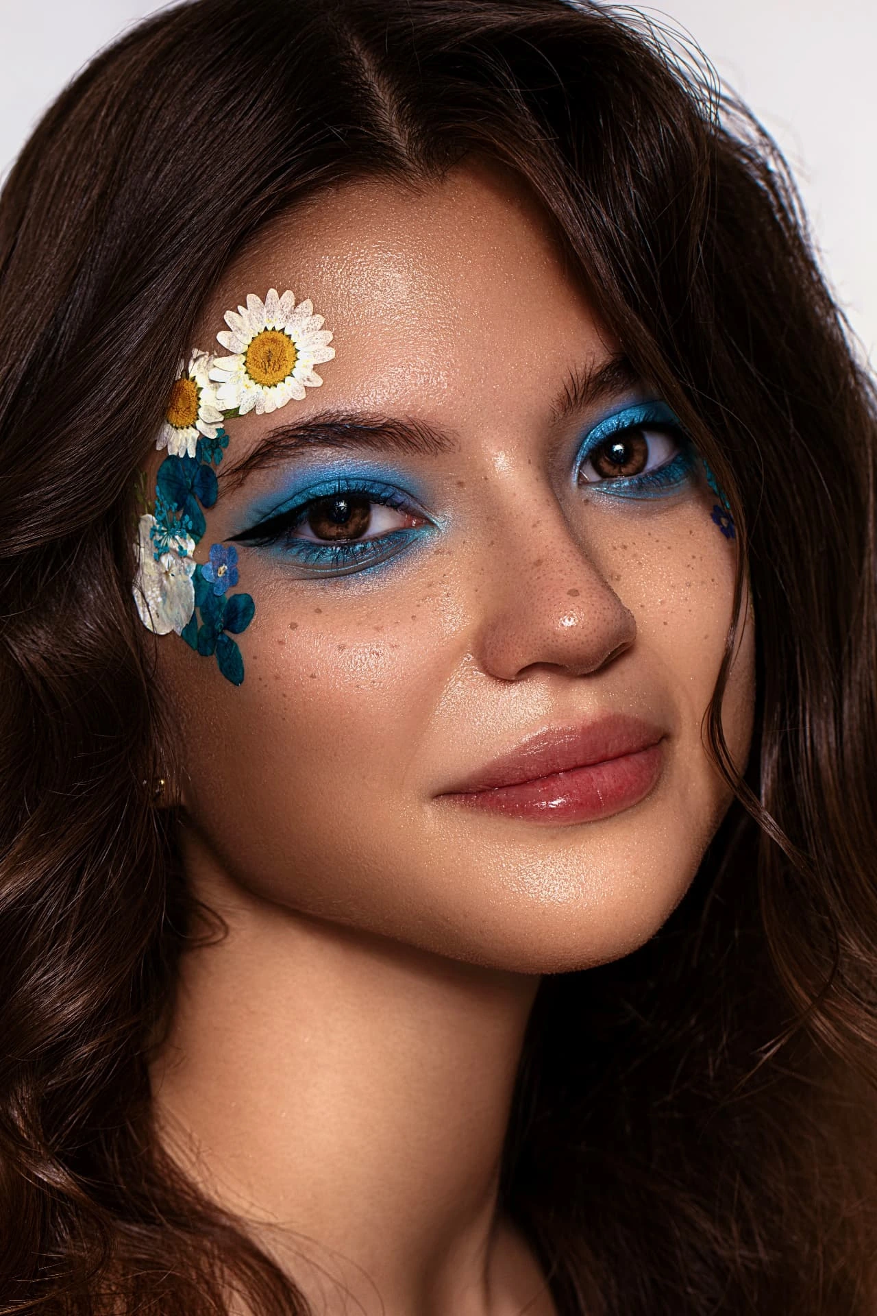 Trucco occhi blu con margherite e fiori azzurri