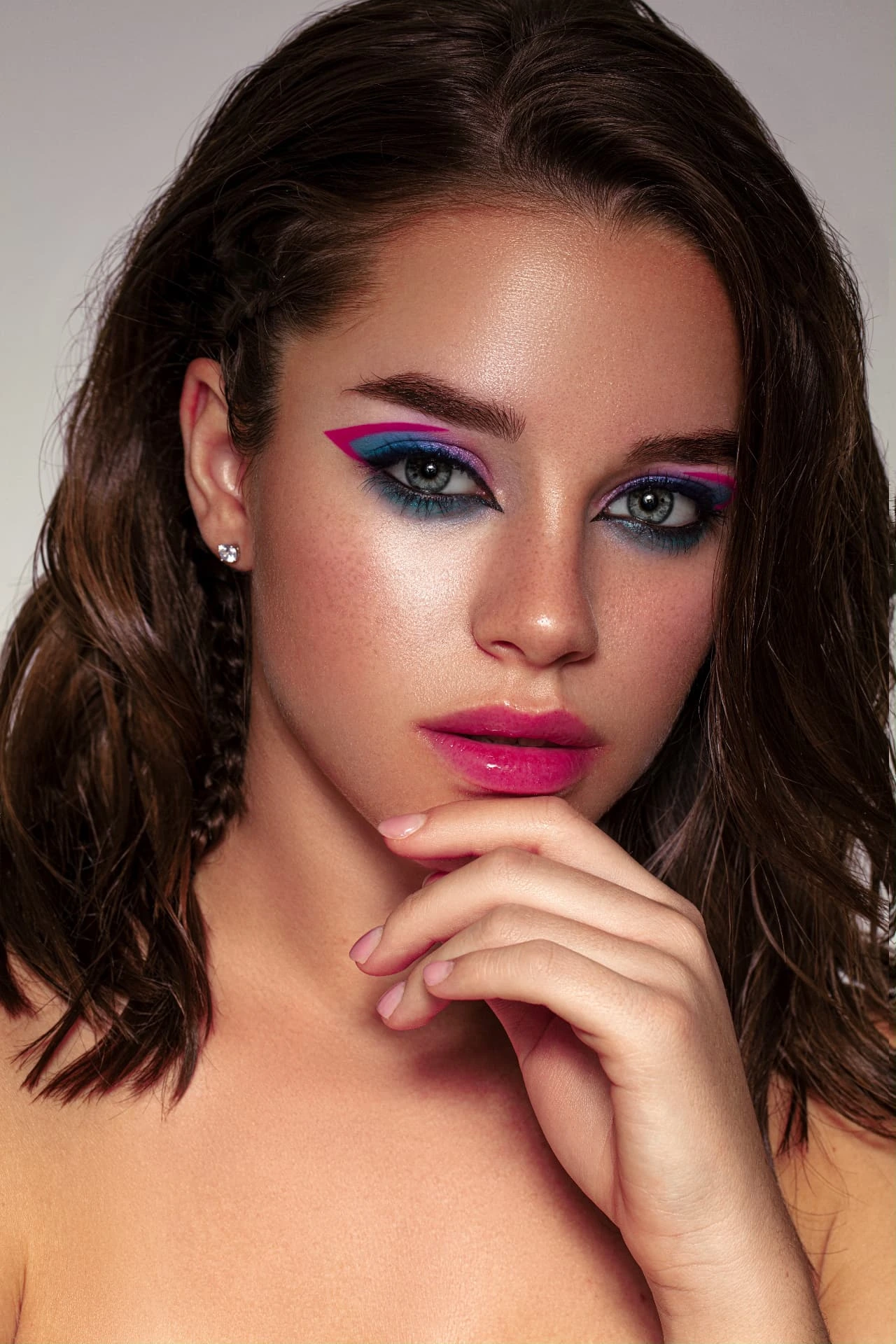 Make-up grafico blu e fucsia con labbra rosa