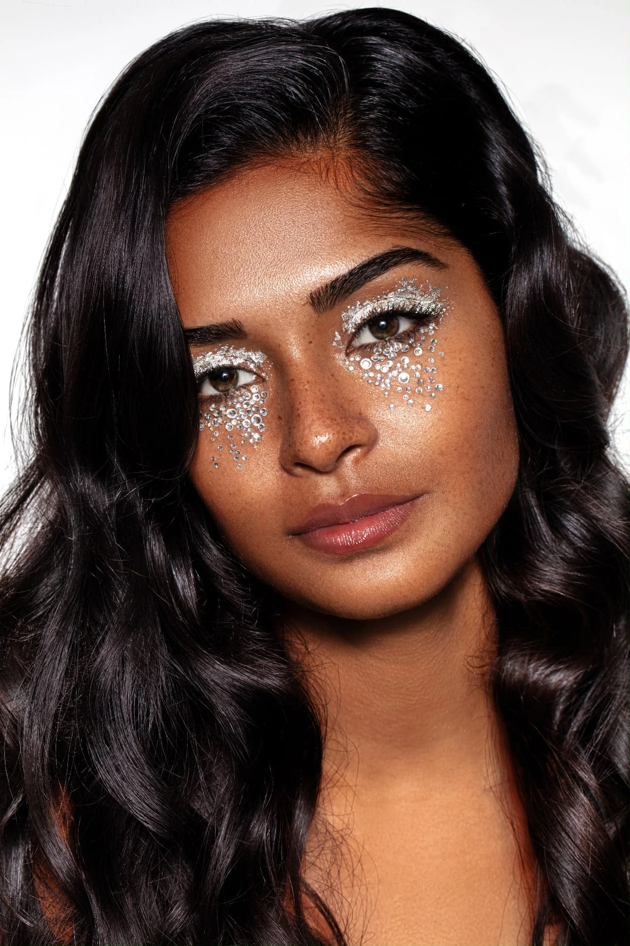 Make-up argentato con piccoli cristalli sotto gli occhi